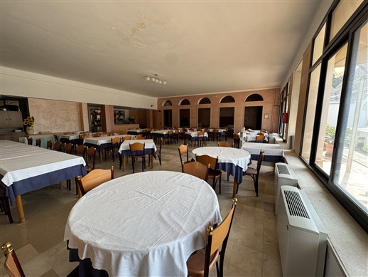 Intera Struttura Ricettiva Con Varie Sale Ristorante, Ampi Spazi Esterni Curati.